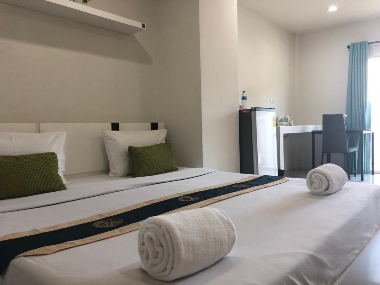 Hotel Khao Oat Airport à Nai Yang Beach Extérieur photo